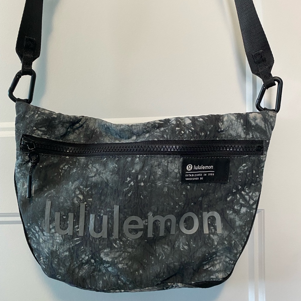 NWOT Lululemon clean lines Crossbody Bag
